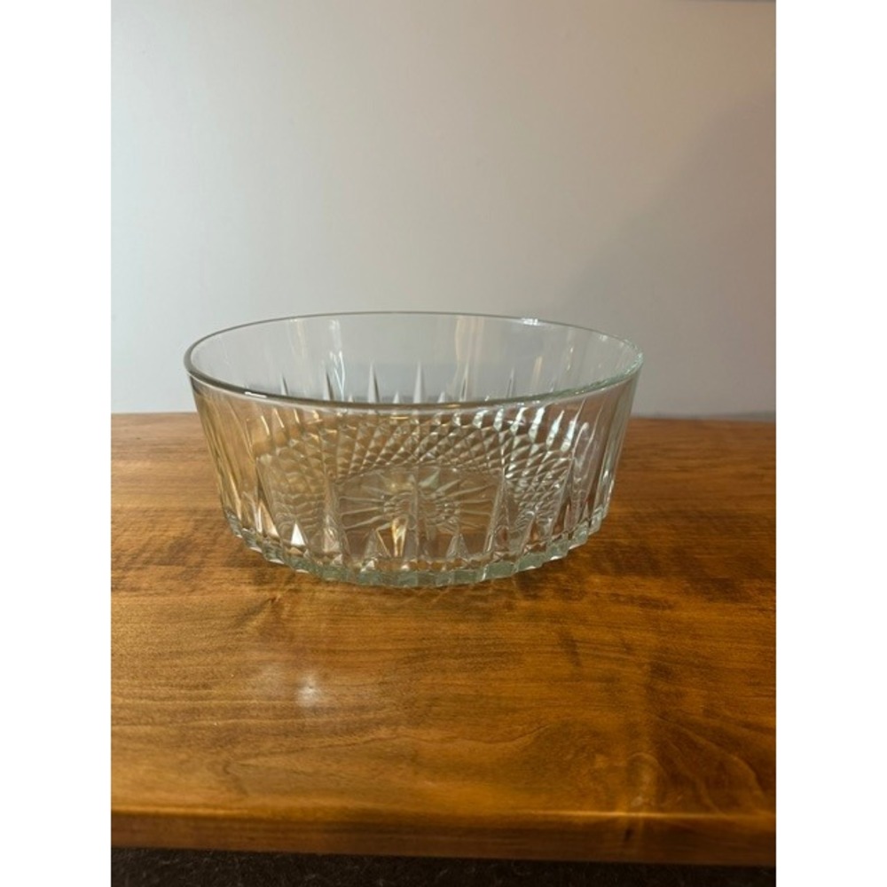 Vtg Arcoroc USA Clear Glass Serving Bowl Diamond Point Starburst 8.5 Inch Round